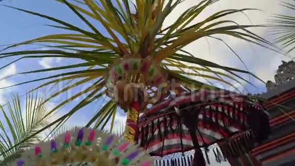 为庆祝加隆加节假日在巴厘岛的一个入口上制作了一系列装饰文化生活视频的预览图