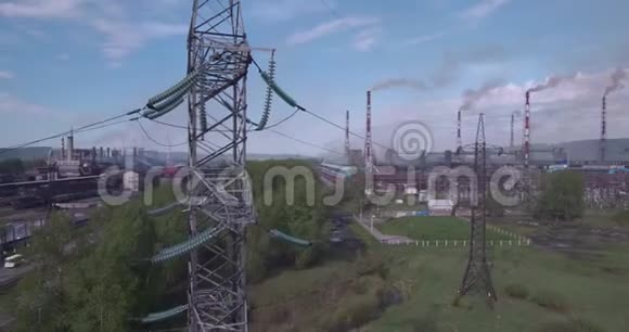 俯视图空气高压塔和冶金企业4K视频的预览图