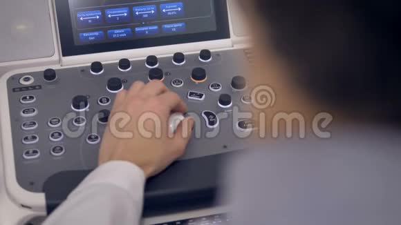医生在检查过程中使用超声机医疗诊断设备视频的预览图