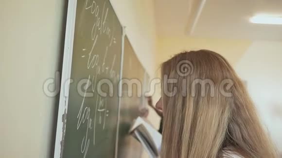 四个学生在教室的黑板上写数学公式俄罗斯学校视频的预览图