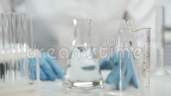 化学实验将物质加入锥形瓶中视频的预览图