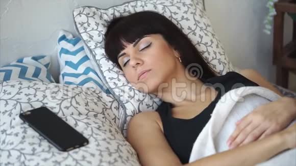 美丽的女人早上在床上醒来视频的预览图
