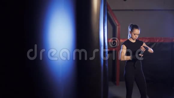 女孩在拳击馆用手包扎绷带视频的预览图