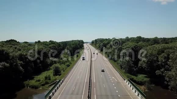 公路穿越乡村的空中镜头视频的预览图