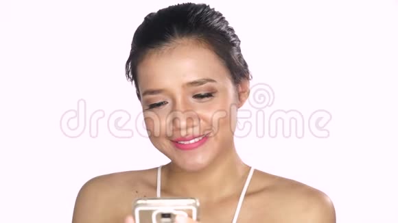 使用智能手机化妆的女人视频的预览图