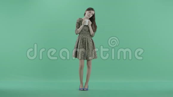 一个女人喝茶深思视频的预览图