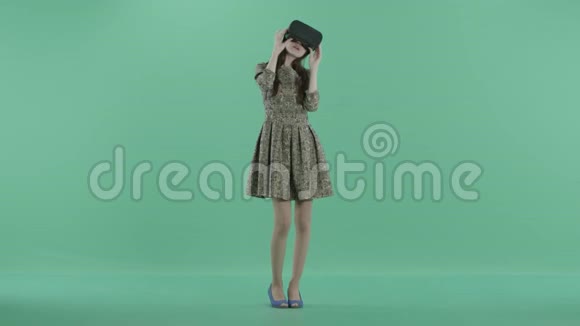 一个穿着虚拟现实耳机的女人视频的预览图