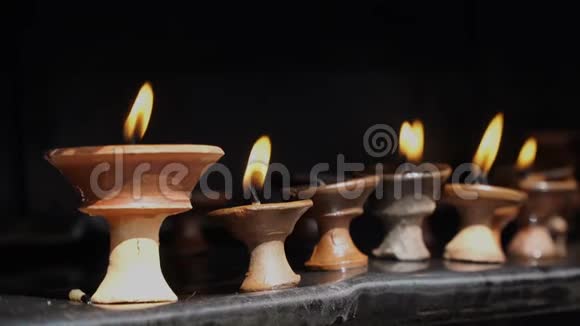 在尼泊尔寺庙里点燃仪式蜡烛视频的预览图