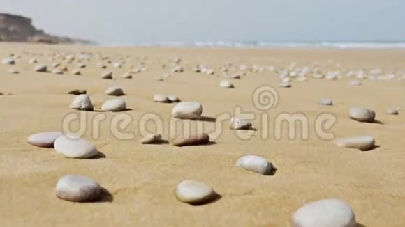 海滩石头细节4K视频的预览图