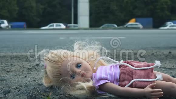 娃娃躺在马路附近车水马龙许多汽车从后面来视频的预览图
