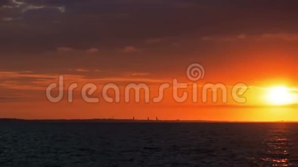 夕阳西下的黎明在地平线海洋上视频的预览图