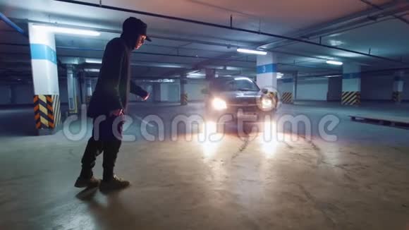 年轻男性在地下停车场做杂技表演慢动作视频的预览图