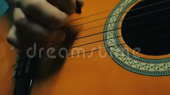 音乐家手弹吉他关闭桥和弦的细节4k视频的预览图