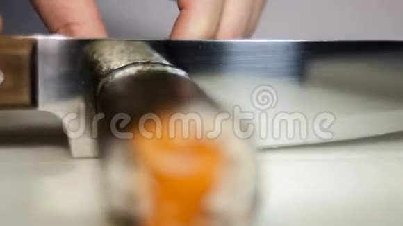 寿司卷用刀切视频的预览图