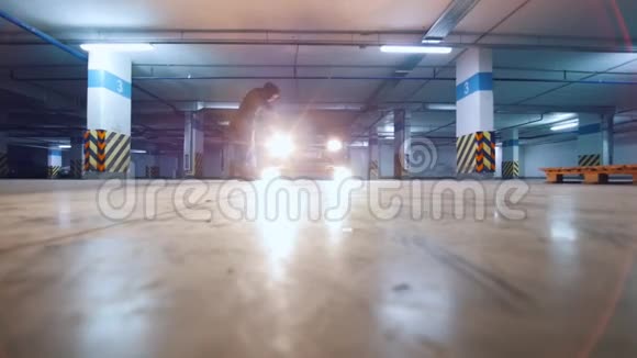 年轻男性在地下停车场做杂技表演慢动作视频的预览图
