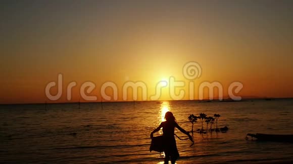 在令人惊叹的日落中欢乐的女人在热带海滩上奔跑享受大自然慢动作1920x1080视频的预览图