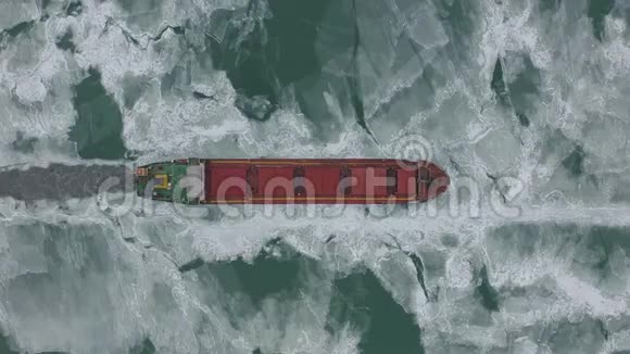 在极端的冬季条件下货船在冰冻的海面上航行在狭窄的航道上航行视频的预览图