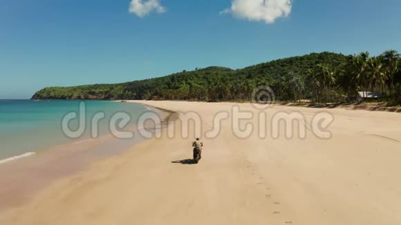 在海滩上驾驶摩托车的人视频的预览图