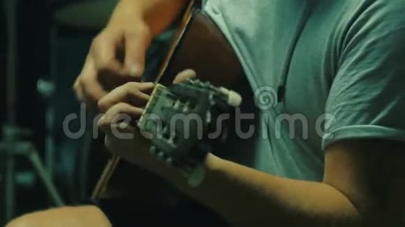 近距离拍摄音乐家唱歌弹吉他视频的预览图