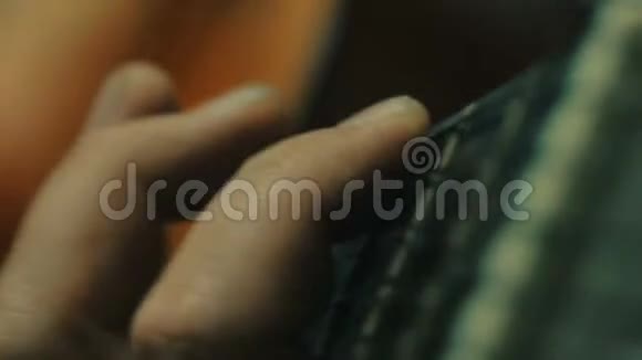 4k特写镜头男性手指弹吉他视频的预览图