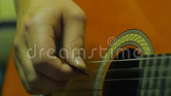音乐家用手弹吉他桥和弦的细节视频的预览图