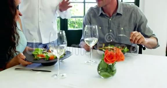 厨师和可爱的情侣聊天视频的预览图