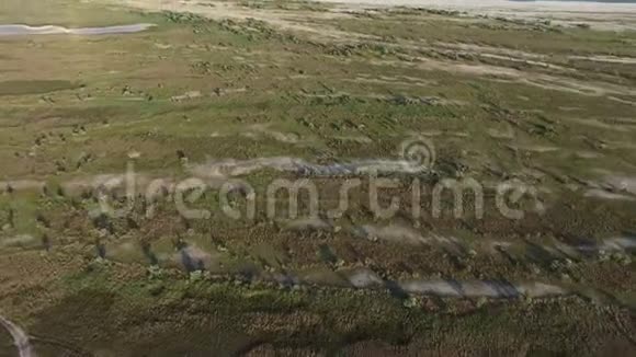 一个覆盖着湿地和某些线路的海岸空中拍摄视频的预览图