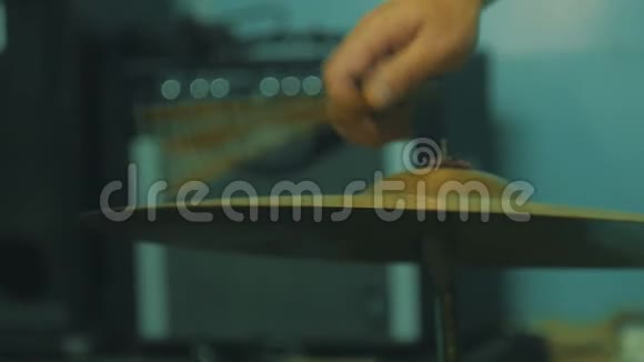 英俊的鼓手在工作室里打高帽和鼓4k视频的预览图