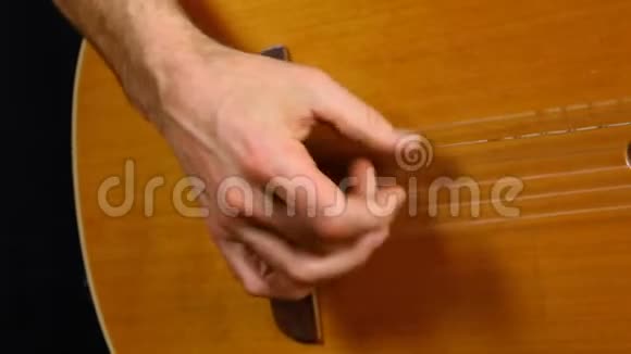 男人用古典吉他手指视频的预览图