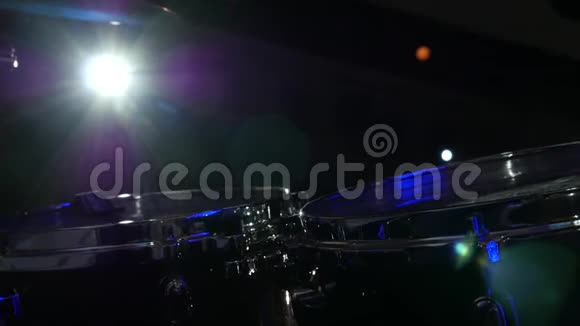 鼓手在音乐会上演奏鼓包视频的预览图