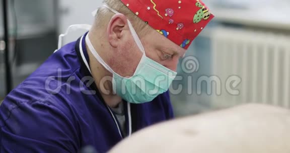4KPortret成人医生在手术室戴口罩视频的预览图