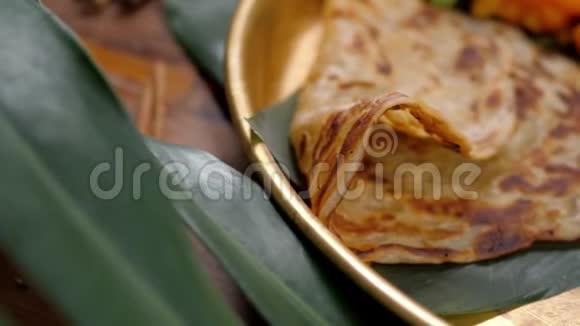 辣鸡提卡马萨拉在碗在乡村木制背景有米饭印度油面包香料草药视频的预览图