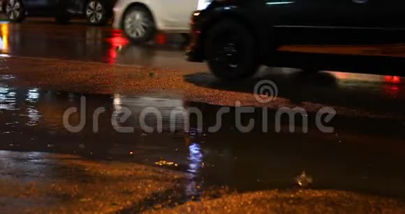 雨天停在路边的汽车视频的预览图