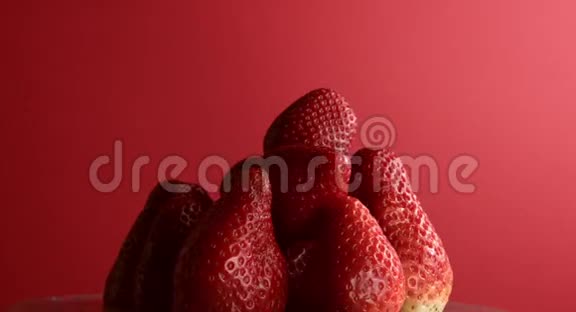 草莓和奶油倒在上面视频的预览图