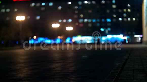 城市在夜间背景与汽车失去焦点背景与模糊没有焦点的城市灯视频的预览图