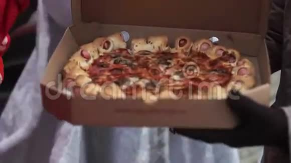 人打开盒子与热披萨视频的预览图