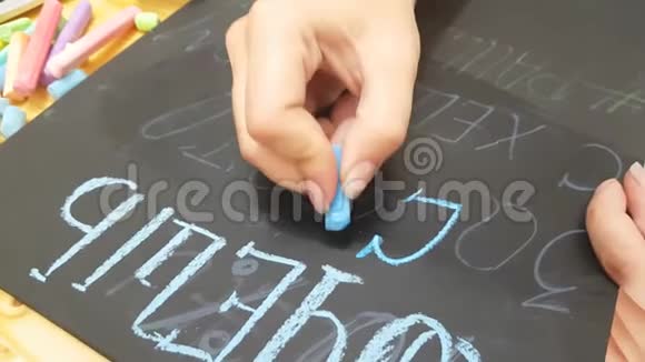 女孩在黑板上写粉笔视频的预览图