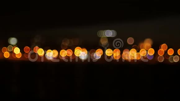 用汽车灯拍摄桥上夜间交通视频的预览图