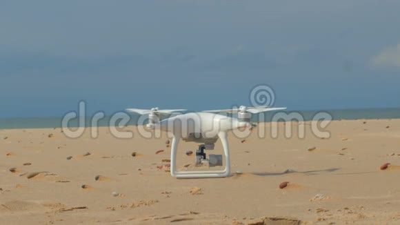 准备在海滩上飞行的无人机视频的预览图