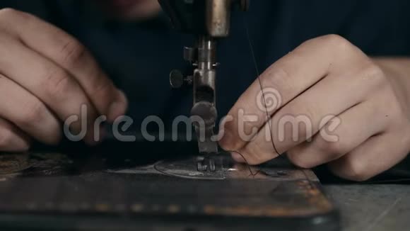 鞋匠在车间做皮鞋男士特写镜头机器宏胶厂靴子手工制作视频的预览图