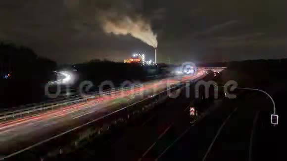 德国汉诺威附近的A2高速公路上的交通在冬季夜晚时光流逝视频的预览图