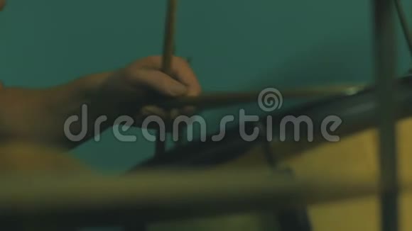 音乐家在演播室演奏前准备Snare鼓慢动作视频的预览图