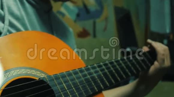 4k侧视图黏粘虫弹吉他视频的预览图