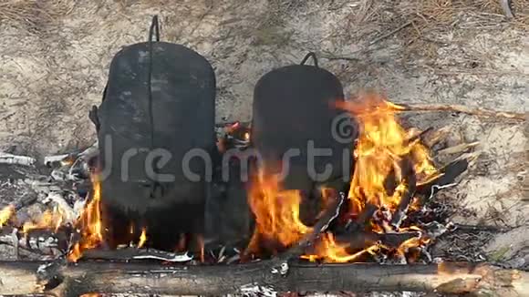 两个装有沸腾瓦片的黑色烧瓶慢动作着火视频的预览图