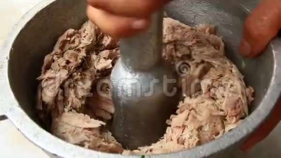 用杵和灰泥压碎猪肉视频的预览图