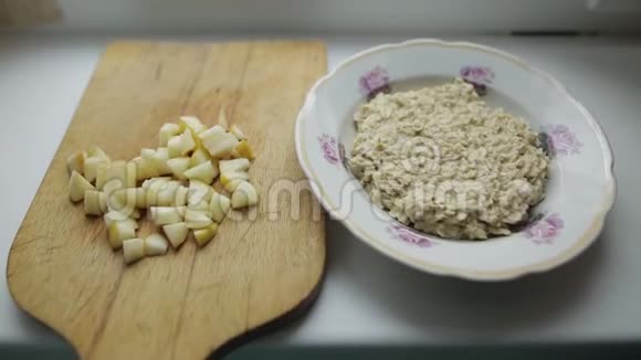 创意背景健康早餐加牛奶的燕麦粥和新鲜的黄梨燕麦片里装满牛奶视频的预览图