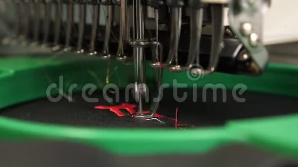 自动缝纫机机器人缝纫机一种在黑色上有红色螺纹的自动机器刺绣图案视频的预览图