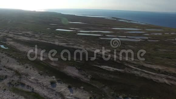 夏季带小池塘的Dzharylhach岛沙海滩的空中拍摄视频的预览图
