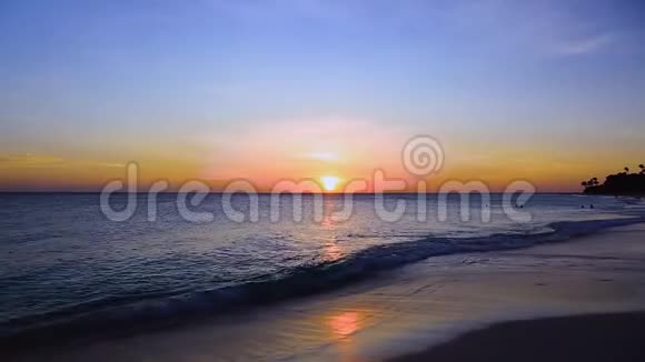 阿鲁巴岛鹰滩上令人惊叹的日落加勒比美丽的自然背景视频的预览图
