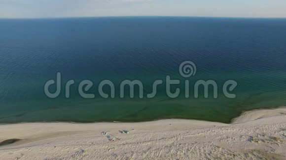绿松石水域的Dzharylhach岛沙滩空中拍摄视频的预览图